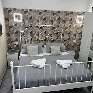 https://charming-house.taorminaitalyhotels.com